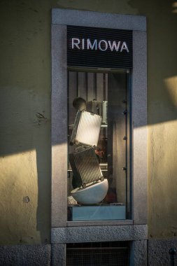 Milan, İtalya - 2026, 17 Şubat: Rimowa SS26 koleksiyonu metalik bavullar ve zarif şehir tasarımı ile modern, şık bir vitrin vitrininde sergilendi