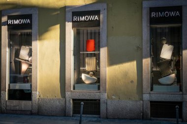 Milan, İtalya - 2026, 17 Şubat: Rimowa SS26 vitrininde yenilikçi tasarım ve premium seyahat gerekliliklerini vurgulayan modern, şık bir vitrinde lüks bagajlar sergileniyor