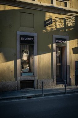 Milan, İtalya - 17 Şubat - Rimowa SS26 butiği şık bir şehir ortamında şık bir vitrin, modern mimari ve lüks seyahat aksesuarları ile