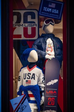 Milan, İtalya - 2026, 17 Şubat: Ralph Lauren Milano Cortina Olimpiyat Oyunları ABD Takımı kış modası, kalın renkler ve spor tasarımcılarının yer aldığı gösteriler