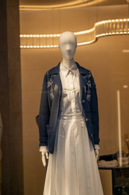 Milan, İtalya - 17 Şubat - Zarif Ports SS26 vitrininde şık beyaz bir elbise ve denizci ceketi sergilenerek Milano moda eğilimlerinin vurgulanması