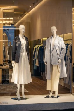 Milan, İtalya - 17 Şubat - Zarif Portlar SS26 vitrin vitrinleri şık pastel kıyafetler ve modern terzilikle lüks moda trendlerini şık bir butik ortamda vurguluyor