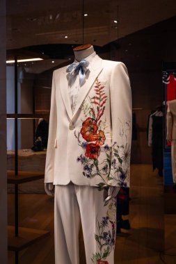 Milan, İtalya - 17 Şubat - McQueen 'e çarpıcı beyaz takım elbise, canlı çiçekli nakış, lüks terzilik ve çarpıcı botanik tasarımı