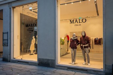 Milan, İtalya - 2026, 17 Şubat: Malo SS26 butik vitrininde şık mankenler ve sofistike, minimalist iç tasarım ile modern moda sergileniyor