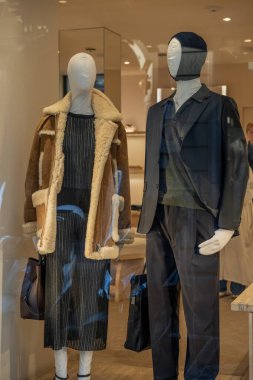 Milan, İtalya - 17 Şubat - Maison Margiela SS26 pencere vitrininde modern bir butik ortamında şık katmanlı kıyafetler, dokulu kumaşlar ve lüks bir stil sergilenmektedir.