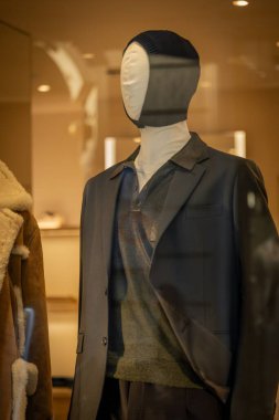 Milan, İtalya - 17 Şubat - Maison Margiela SS26 özel dikim bir takım elbise, katmanlı dokular ve lüks bir butik ortamında modern minimalist tarzda sergilenmektedir.