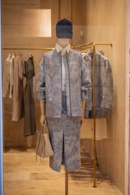 Milan, İtalya - 2026, 17 Şubat: Lorena Antonazzi SS26 koleksiyonu, modern terzilik ve sofistike stili vurgulayan, tarafsız, dokulu bir elbiseye sahiptir.