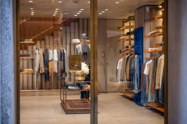 Milan, İtalya - 2026, 17 Şubat: Jacob Cohen SS26 butiği lüks kot, şık giyim ve zarif bahar yaz sergilerine sahip rafine, modern bir iç mekan