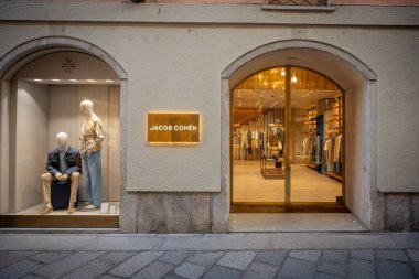 Milan, İtalya - 17 Şubat - Jacob Cohen SS26 butik mağazaları lüks vitrinler, zarif vitrinler ve şık bir şehir ortamında modern tasarım sergiliyor