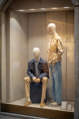 Milan, İtalya - 2026, 17 Şubat: Jacob Cohen şık kot ve nötr tonlar ile vitrin görüntüsü, modern İtalyan modasını ve sofistike sezonsal tarzını vurguluyor