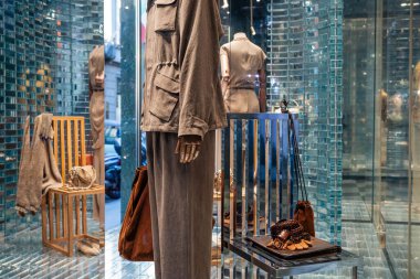 Milan, İtalya - 2026, 17 Şubat: Giorgio Armani SS26 vitrin vitrininde şık nötr renkler, sofistike terzilik ve lüks bir butik ortamda modern aksesuarlar yer alıyor.