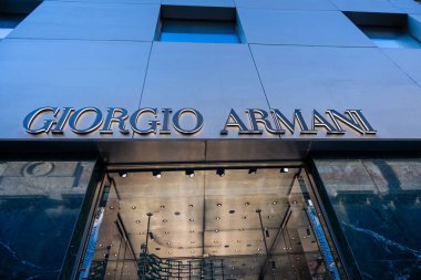 Milan, İtalya - 17 Şubat 2026: Giorgio Armani SS26 modern cephe, lüks markalaşma ve moda bölgesinin kalbinde zarif mimari detaylara sahip butik