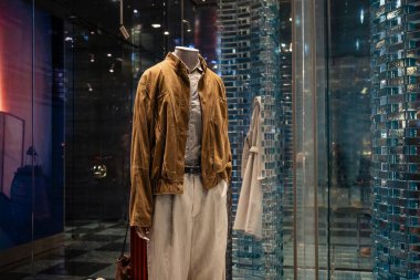 Milan, İtalya - 2026, 17 Şubat: Giorgio Armani SS26 sergisi zarif bir süet ceket ve açık renk pantolon, zarif İtalyan tarzı ve modern zarafeti ön plana çıkarıyor