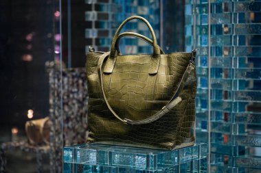 Milan, İtalya - 2026, 17 Şubat: Giorgio Armani SS26 yeşil timsah desenli çanta modern, sanatsal bir ortamda sergileniyor, lüks ve çağdaş tarzı ön plana çıkarıyor