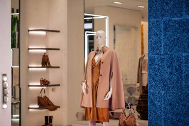 Milan, İtalya - 2026, 17 Şubat: Gio Moretti SS26 vitrininde zarif tarafsız moda, şık aksesuarlar ve sofistike butik stil sergileniyor