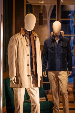 Milan, İtalya - 17 Şubat - FAY SS26 erkek giyim sergisi katmanlı ceketler, rafine dokular ve şık bir butik mağazada modern terzilik