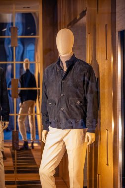 Milan, İtalya - 17 Şubat - Peri SS26 koleksiyonu modern lüks ve rafine zarafeti yansıtan şık bir butik ortamında bir süet ceket ve bej pantolon içerir.