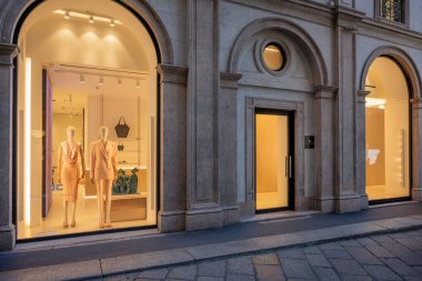 Milan, İtalya - 2026, 17 Şubat: Zarif Elisabetta Franchi SS26 butik vitrininde şık pastel kıyafetler ve modern lüks tasarımı şık bir Milano dekorunda sergilenmektedir.