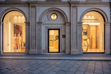 Milan, İtalya - 2026, 17 Şubat: Zarif Elisabetta Franchi SS26 butiği şık vitrinleri, modern ışıklandırması ve sofistike mimari detayları ile