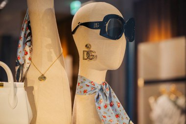 Milan, İtalya - 2026, 17 Şubat: Dolce Gabbana SS26 lüks güneş gözlükleri, çiçekli eşarp ve altın takıların yer aldığı, zarif İtalyan moda aksesuarlarının vurgulandığı sergi