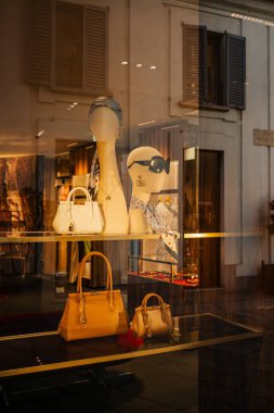 Milan, İtalya - 2026, 17 Şubat: Dolce Gabbana SS26 butik vitrininde şık el çantaları, ipek eşarplar ve şık aksesuarlar yer alıyor.