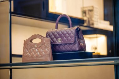 Milan, İtalya - 2026, 17 Şubat: Chanel SS26 deri çantalar, lüks bir butikte sergileniyor, zarif tasarım ve zamansız sofistike