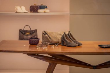 Milan, İtalya - 2026, 17 Şubat: Bottega Veneta SS26 lüks el çantaları, ayakkabılar ve aksesuarları modern bir butik ortamında sergiliyor