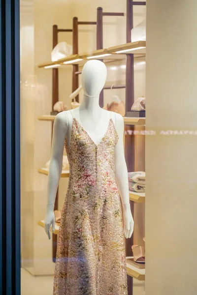 Milan, İtalya - 17 Şubat - Alberta Ferretti SS26 çiçekli elbise lüks dokuları ve zarif bahar-yaz moda eğilimlerini vurgulayarak şık bir butik vitrininde sergilendi