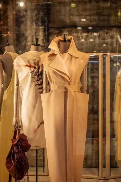 Milan, İtalya - 2026, 17 Şubat: Grevci Sportmax SS26 bej kolsuz ceket sergilenmekte, modern zarafet, premium terzilik ve sofistike şehir tarzı vurgulanmaktadır