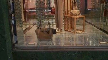 Milan, İtalya - 2026, 17 Şubat: Giorgio Armani SS26 vitrin vitrininde modern, sofistike bir butik ortamda zarif çantalar ve şık nötr renkli kıyafetler sergileniyor