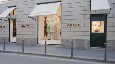 Milan, İtalya - 2026, 17 Şubat: Zarif Chanel mağazası, modern vitrinler, lüks markalaşma ve canlı bir şehirde şık şehir tarzı ile SS26 moda eğilimlerini ön plana çıkarıyor