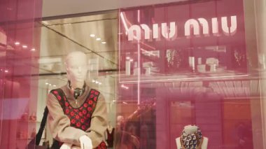 Milan, İtalya - 2026, 17 Şubat: MIU MIU SS26 butik vitrinleri şık mankenler, canlı pembe camlar ve modern lüks bir perakende mağazasında şık bir moda gösterisi