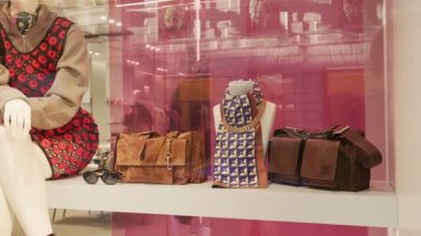 Milan, İtalya - 2026, 17 Şubat: MIU MIU SS26 şık aksesuarlar, tasarımcı el çantaları ve modern bir butik ortamında canlı tasarım