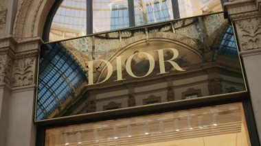 Milan, İtalya - 2026, 17 Şubat: Dior SS26 butik dış görünüşü, altın tabelası, dekoratif mimarisi ve zarif yansımaları, lüks moda ve kentsel karmaşıklığı yakalıyor