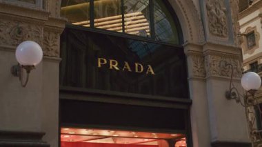 Milan, İtalya - 17 Şubat - Galleria Vittorio Emanuele II 'nin şık Prada butik girişi, SS26 lüks moda ve ikonik İtalyan tarzını canlı bir şehir ortamında vurguladı