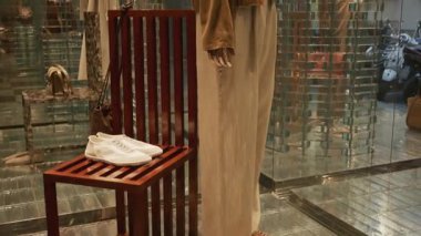 Milan, İtalya - 2026, 17 Şubat: Giorgio Armani SS26 şık ayakkabılar, nötr tonlar ve modern butik tasarım, lüks moda ve sofistike stil vurgulanıyor