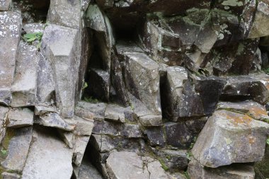 Derin bir dikey çatlak, yosun ve liken ile kaplı gri-kahverengi kayalıkları ayırır. Zelenytsia Nehri yakınlarda akar ve kitlenin doğal güzelliğini vurgular..