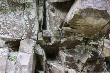 İvano-Frankivsk bölgesindeki Zelenytsia Nehri yakınlarında Rocky Massif. Büyük taş bloklar çatlaklar, yosunlar ve kertenkeleler görkemli bir doğa hissi yaratır..