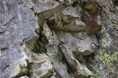 Çatlak ve yosunlu gri-kahverengi uçurumlar güçlü bir doğal kanyon oluşturur. Dikey çatlak ihtişamı ve doğanın ham gücünü çağrıştırıyor..