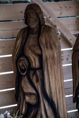 Hz. İsa 'yı daha büyük bir dini gösterinin parçası olan akıcı cübbeleriyle tasvir eden ahşap bir heykel.