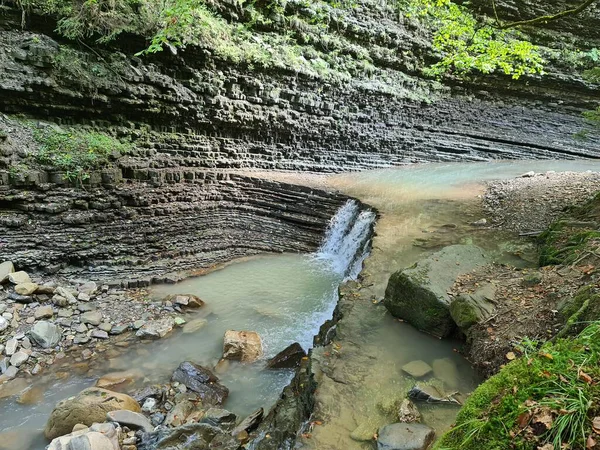 Küçük şelale ve akıntılar 