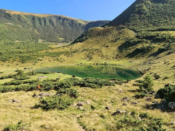 Kristal gölü olan dağ manzarası