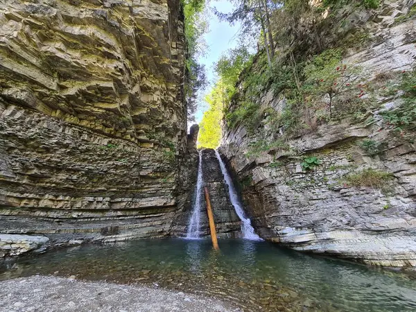 Şelale ve tektonik katmanlar