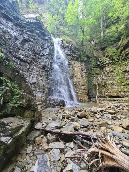 Kristal berrak şelale ve kayalar