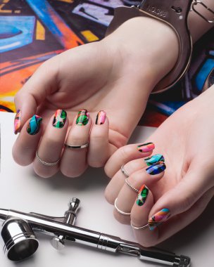 Kızın elleri ile manikür