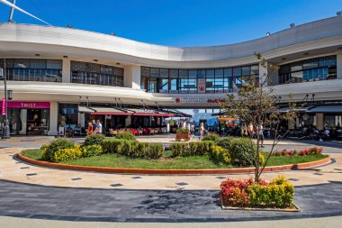 İstanbul, hindi-ağustos 28,2020. Isfanbul ya da eski Vialand. Türkiye 'de inşa edilen ilk tema parkı. Yaz mevsiminde isfanbul alışveriş ve eğlence merkezinden görüntü.