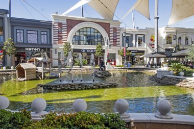 İstanbul, hindi-ağustos 28,2020. Isfanbul ya da eski Vialand. Türkiye 'de inşa edilen ilk tema parkı. Yaz mevsiminde isfanbul alışveriş ve eğlence merkezinden görüntü.