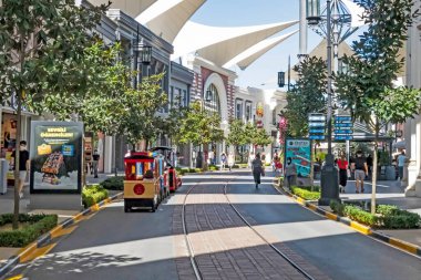 İstanbul, hindi-ağustos 28,2020. Isfanbul ya da eski Vialand. Türkiye 'de inşa edilen ilk tema parkı. Yaz mevsiminde isfanbul alışveriş ve eğlence merkezinden görüntü.