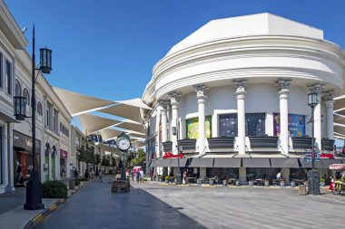 İstanbul, hindi-ağustos 28,2020. Isfanbul ya da eski Vialand. Türkiye 'de inşa edilen ilk tema parkı. Yaz mevsiminde isfanbul alışveriş ve eğlence merkezinden görüntü.