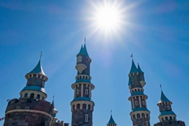 İstanbul, hindi-ağustos 28,2020. Isfanbul ya da eski Vialand. Türkiye 'de inşa edilen ilk tema parkı. Yaz mevsiminde isfanbul alışveriş ve eğlence merkezinden görüntü.